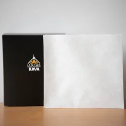 Bílé papirové filtry černá krabička s logem s bílým pozadí na dřevěném stole