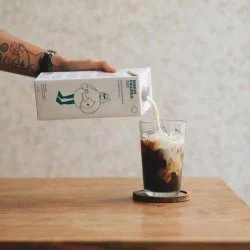 Příprava ledové kávy s přídavkem bio ovesného nápoje značky Minor Figures