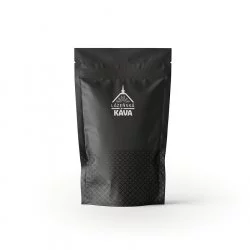 Zrnková káva v černém balení o 250 gramech s logem lázeňské kávy na bílém pozadí