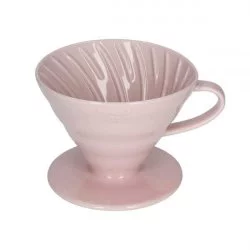 Růžový dripper Hario V60-02 pro přípravu filtrované kávy.