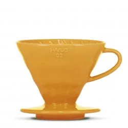 Oranžový dripper Hario V60-02 pro přípravu filtrované kávy.