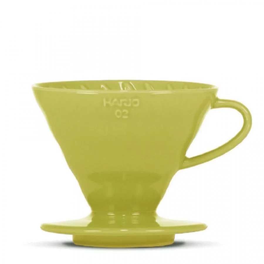 Zelený dripper pro přípravu filtrované kávy Hario V60.