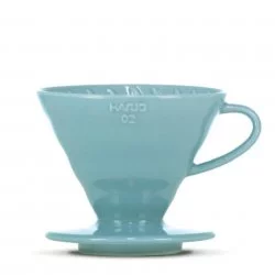 Modrý dripper Hario V60-02 pro přípravu filtrované kávy.