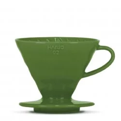 Tmavě zelený dripper Hario V60-02 pro přípravu filtrované kávy.