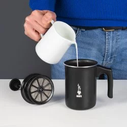 Dávkování mléka z konvičky do Napěňovače mléka Bialetti Tuttocrema o objemu 330ml