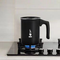 Napěňovač mléka v černé barvě od zančky Bialetti Tuttocrema 330ml při použití na plynovém vařiči