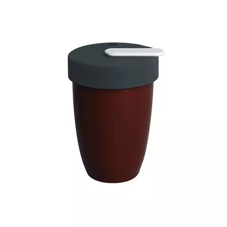 Hnědý termohrnek Loveramics Nomad o objemu 250 ml, speciálně navržený pro pohodlné použití v kočárku.