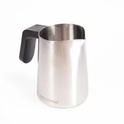 Stříbrná konvička na mléko Subminimal Flowtip s černou rukojetí na bílém pozadí