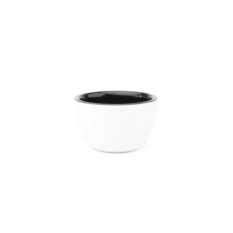 Porcelánová bílá cuppingová miska na bílém pozadí