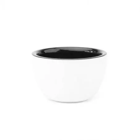 Porcelánová bílá cuppingová miska na bílém pozadí