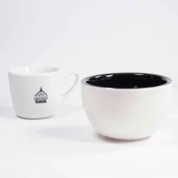 Bílá cuppingová miska s prázdným hrnečkem lázeňské kávy