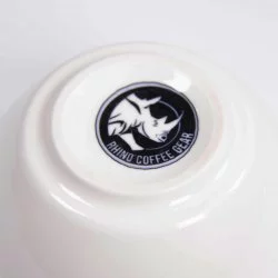 Spodní strana bílé cuppingové misky Rhinowares