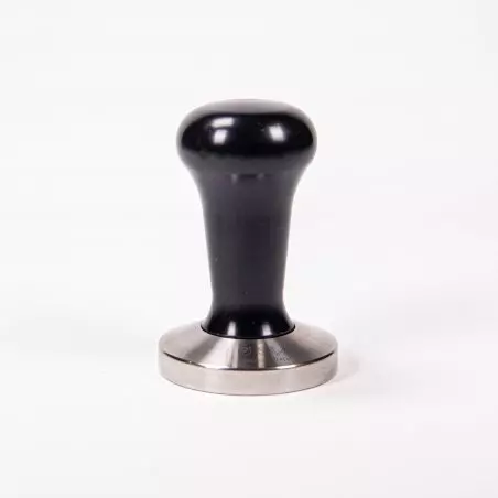 Tamper 58,4 mm s černou rukojetí.