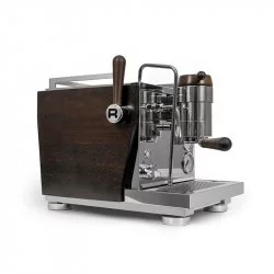 Pohled zboku na kávovar Rocket Espresso R NINE ONE Edizione Speciale.