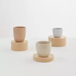 Šálek na caffe latté Aoomi Iris Mug A o objemu 250 ml vyrobený z kameniny. Šálek na caffe latté Aoomi Iris Mug A o objemu 250 ml vyrobený z kameniny.