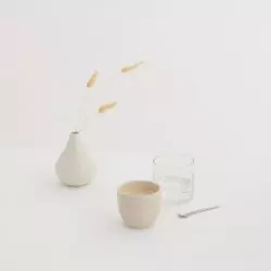 Šálek na caffe latté Aoomi Iris Mug A03 s objemem 200 ml v elegantním designu.