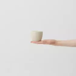 Šálek na caffe latté Aoomi Iris Mug A03 s objemem 200 ml v béžové barvě.