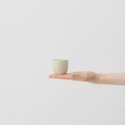 Béžová kávová šálka Aoomi Iris Mug A04 o objemu 80 ml, ideální pro milovníky espressa.