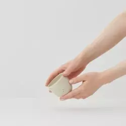 Šálka na cappuccino Aoomi Iris Mug A05 s objemem 170 ml v elegantní béžové barvě.