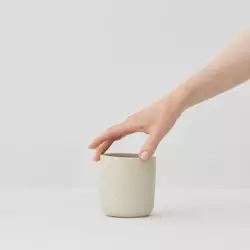 Hrnek Aoomi Iris Mug C01 v béžové barvě s objemem 400 ml, ideální pro filtr kávu a čaj.