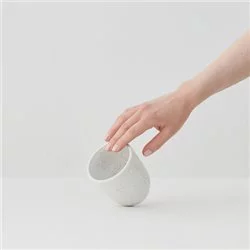 Hrnek Aoomi Salt Mug A02 v bílé barvě s objemem 330 ml ideální pro přípravu filtru a čaje.