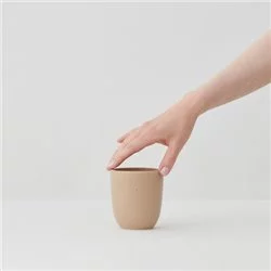 Šálek na caffe latté Aoomi Sand Mug A02 s objemem 330 ml v pískové barvě.