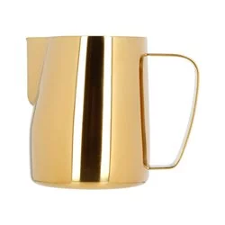 Zlatá konvička na mléko Barista Space Golden o objemu 600 ml, ideální pro milovníky latte art.