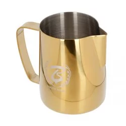 Zlatá konvička na mléko Barista Space Golden s objemem 600 ml, ideální pro přípravu perfektní pěny.
