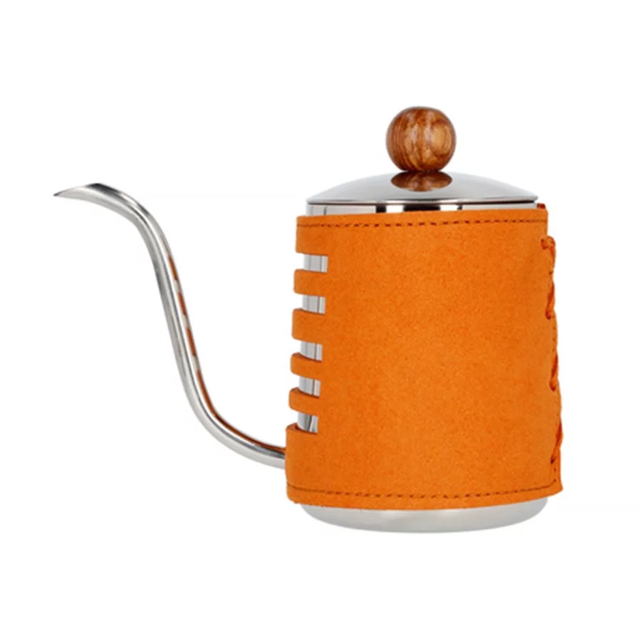 Oranžová konvice s husím krkem Barista Space Pour-Over s objemem 550 ml, ideální pro přípravu kávy metodou přelévání.