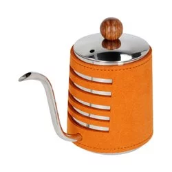 Oranžová konvice s husím krkem Barista Space o objemu 550 ml, ideální pro přesné nalévání vody při přípravě kávy metodou pour-over.