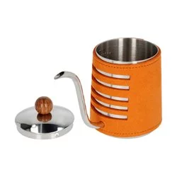Oranžová konvice s husím krkem Barista Space Pour-Over s objemem 550 ml, ideální pro přesné nalévání vody při přípravě kávy.