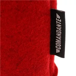 Feltový obal Comandante C40 v červené barvě, určený pro ochranu ručních mlýnků Comandante.