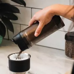 Nerezové sítko na kávu Fellow Shimmy Coffee Sieve zvýší kvalitu vaší mleté kávy odstraňováním jemných částic.