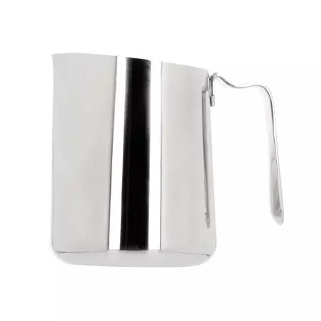 Konvička na mléko Fellow Eddy v stříbrné barvě s objemem 530 ml, ideální pro přípravu perfektní pěny na cappuccino.