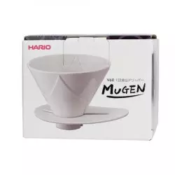 Bílý plastový překapávač Hario V60 One Pour Dripper Mugen, ideální pro přípravu filtrované kávy.