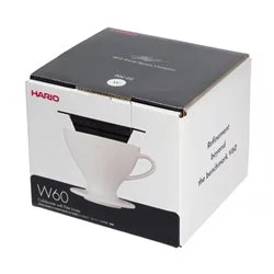 Bílý překapávač Hario W60-02, ideální pro přípravu kávy.