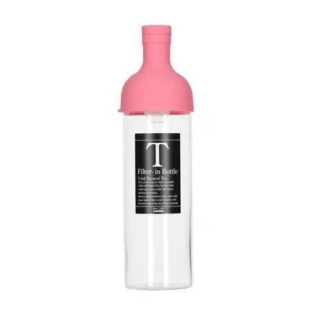 Růžová láhev na cold brew čaj Hario s objemem 750 ml, ideální pro přípravu studeného čaje.