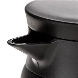 Nerezová termoska Hario V60-02 v černé barvě s objemem 600 ml, ideální pro udržení vaší kávy teplé.