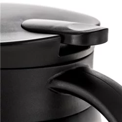 Černá termo konvice Hario Insulated Server V60-02 o objemu 600 ml, určená pro přípravu a servírování kávy.