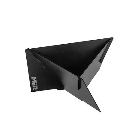 Kovový filtr na kávu MiiR Pourigami Dripper v elegantní černé barvě.