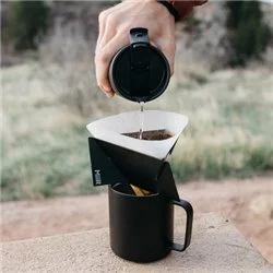 Černý kovový filtr na kávu MiiR Pourigami Dripper, ideální pro přípravu filtrované kávy.