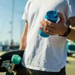 Modrý cestovní termohrnek MiiR Travel Tumbler o objemu 350 ml, ideální na kávu.
