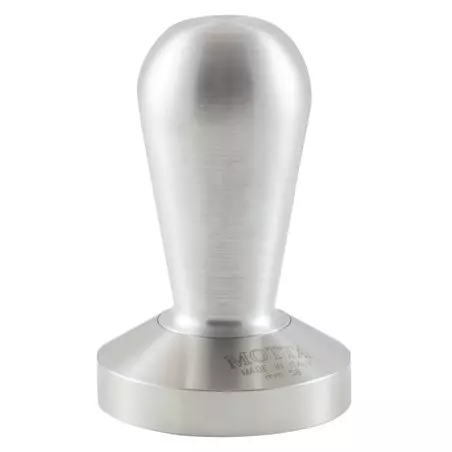 Ruční tamper na kávu Motta ve stříbrné barvě, vyrobený z nerezové oceli, o průměru 58 mm.