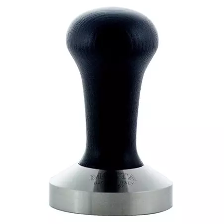 Ruční tamper na kávu Motta s černým dřevěným madlem a 57mm průměrem.