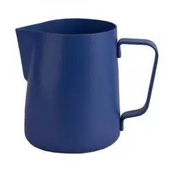 Modrá teflonová konvička na mléko Rhinowares s objemem 360 ml, ideální pro přípravu perfektně napěněného mléka.