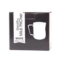 Bílá teflonová konvička na mléko od značky Rhinowares s objemem 360 ml.