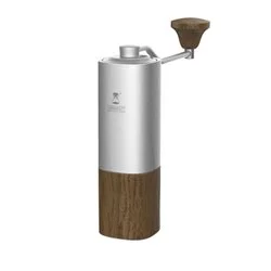 Stříbrný ruční mlýnek na kávu Timemore Chestnut G1 s dřevěným zásobníkem a ocelovými mlecími kameny.