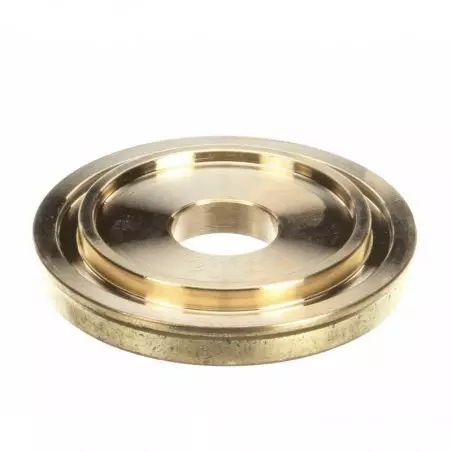 Mosazný difusor značky Rancilio je upravený pro lepší rozptyl páry a má elegantní design.