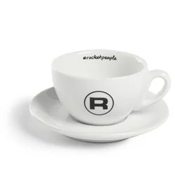 Bílý porcelánový šálek s podšálkem značky Rocket Espresso o objemu 210 ml, ideální pro milovníky kávy.