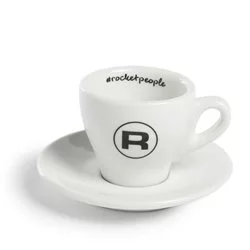 Bílý porcelánový šálek s podšálkem značky Rocket Espresso, určený pro servírování kávy, objem 60 ml.
